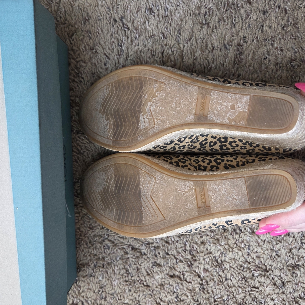 TOMS Women's Leopard Print Shoes - Picture 5 of 5